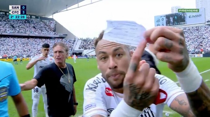 Vierde official blundert bij wissel Neymar: Braziliaan houdt woedend ...