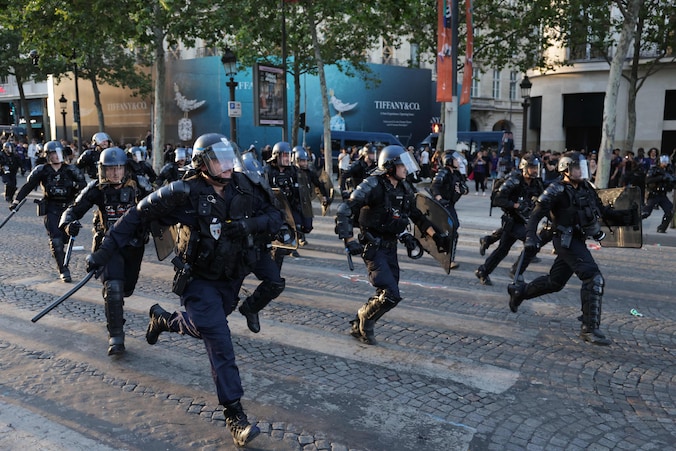 Supporters botsen met politie in Parijs na Champions League-winst van PSG:  vuurwerk, barricades en arrestaties | Nieuws | ED.nl