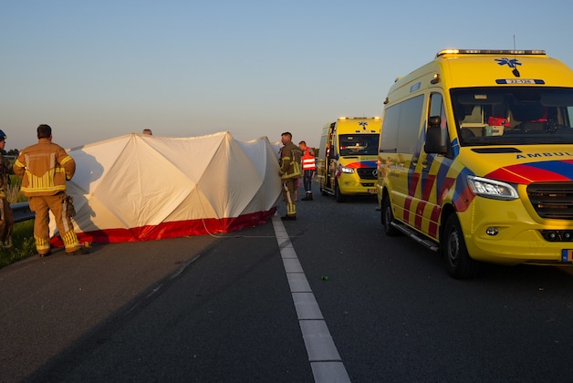 auto-met-man-vrouw-en-kind-slaat-over-de-kop-op-a67-bij-helenaveen