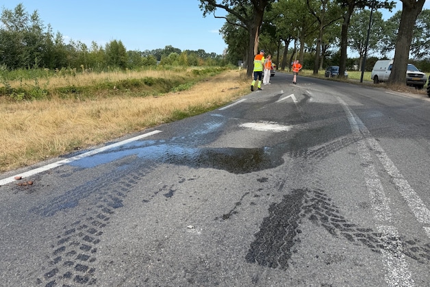 Tractor botst met oplegger tegen boom in Volkel, as met twee wielen ...