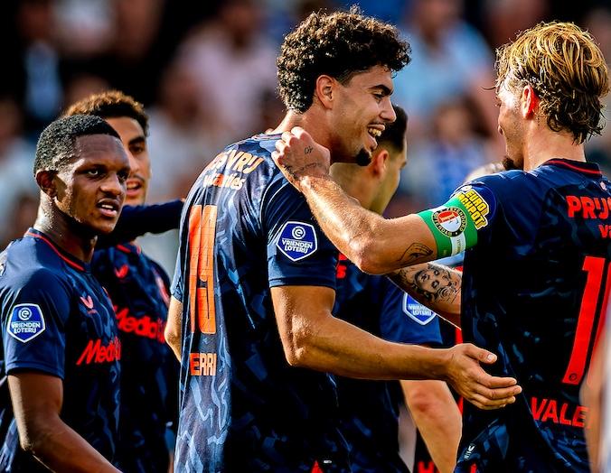 Oppermachtig Feyenoord vernedert dramatisch PEC en boekt een van de ...