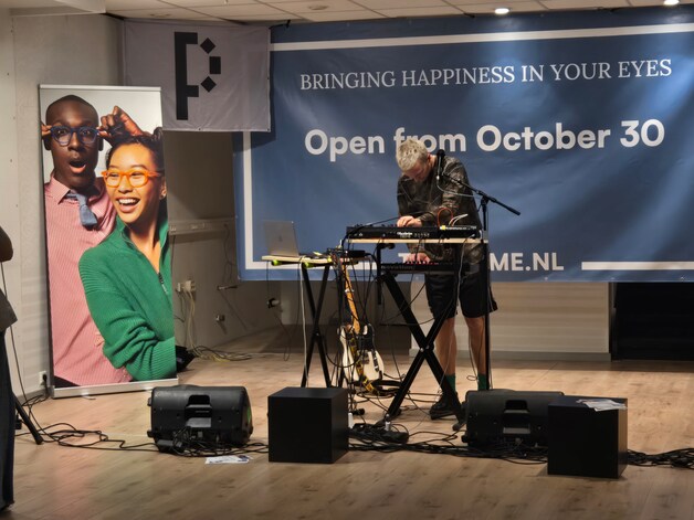 Van opticien tot boekwinkel: overal treden artiesten op tijdens ...