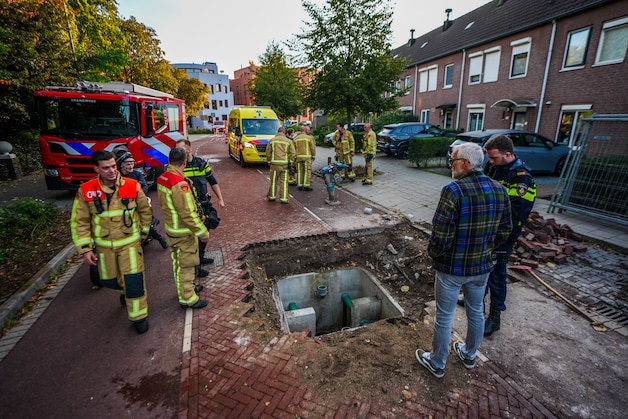 Vrouw valt met fiets in metersdiepe put in Eindhoven | Regio | ED.nl