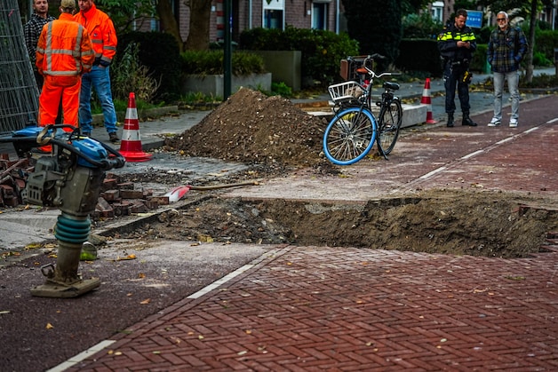 Vrouw valt met fiets in metersdiepe put in Eindhoven | Regio | ED.nl