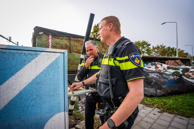 Vrachtwagen vol afval kantelt in Eindhoven | Regio | ED.nl