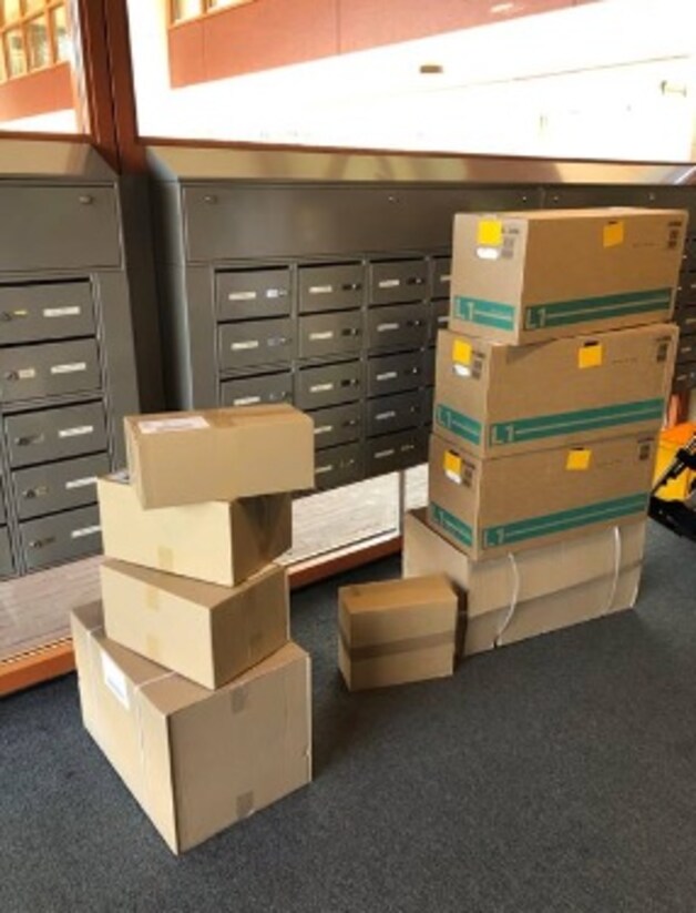 Postpakketten staan in de weg en laptops liggen voor het grijpen ...