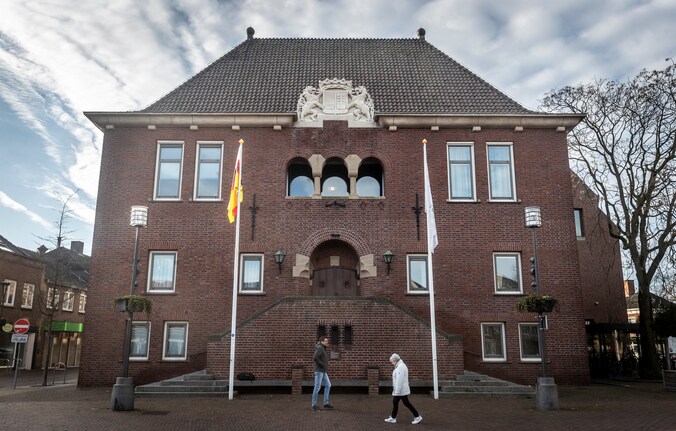 Demonstrant bij gemeenteraad Asten: ‘Stasi-beleid in Asten’ | Regio | ED.nl