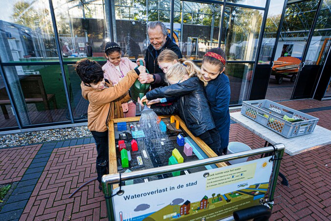 Herbruikbare fles in plaats van pakjes drinken: kinderen bezig met ...