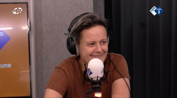 Lara Billie Rense vraagt live op radio vriendin ten huwelijk: ‘Gebeurt ...