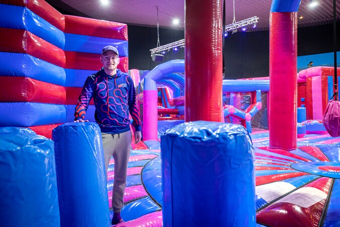 Vader is weer even een groot kind in Bounce Valley | Regio | ED.nl