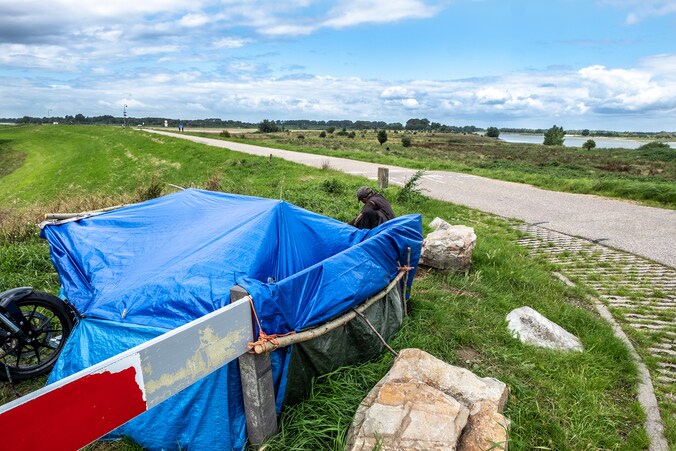 Dakloze Ralph (60) bivakkeert aan Rijndijk, buurt wil dat hij vertrekt ...