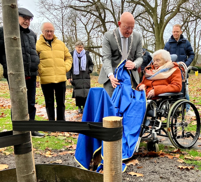Levensboom voor honderdjarige Ella Damen-Lammers uit Nuenen | Regio | ED.nl