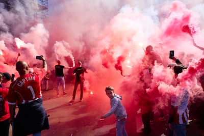 Toch zwaargewonde door vuurwerk: PSV-supporter raakt drie vingers kwijt als hij zwaar vuurwerk opraa