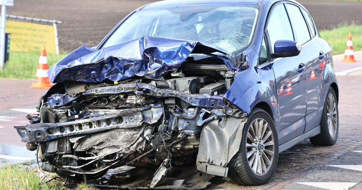 Auto en vrachtwagen botsen op N272 bij Oploo, eerste ligt flink in de kreukels | Regio | ED.nl