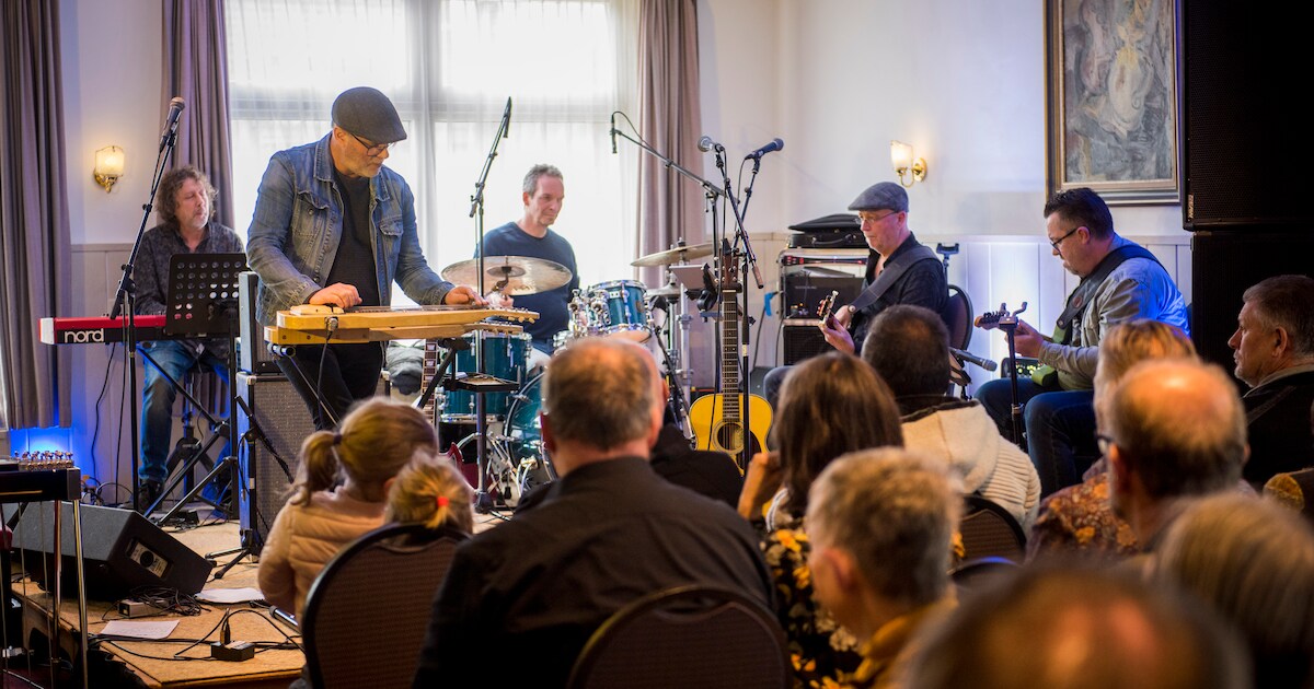 Met handen, voeten én knieën spelen op de pedal steel guitar in Steensel