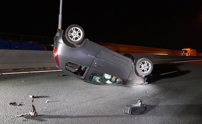 Auto botst tegen vangrail en belandt ondersteboven op A2 bij Den Bosch
