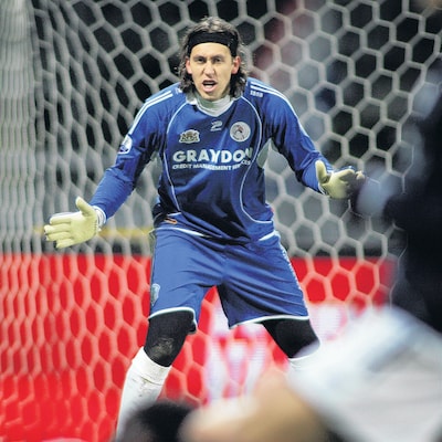 Voormalig PS­V-doel­man houdt het niet meer en laat wedstrijd in Brazilië stilleggen voor plaspauze