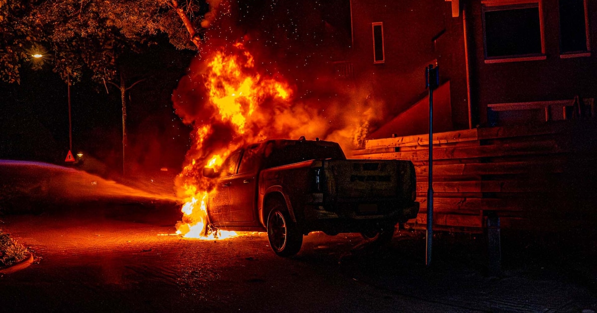 Weer auto in brand in Helmond: pick-up zwaar beschadigd