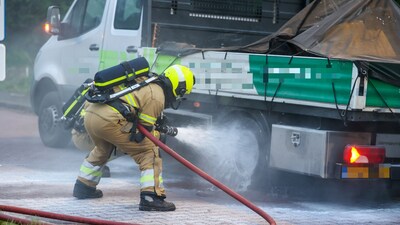 Brand breekt uit in wielkast van vrachtwagentje in Nuland, brandweer heeft vuur snel onder controle