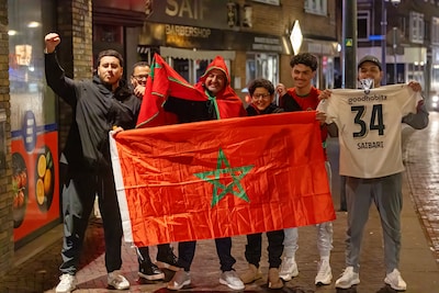 Feestvierende fans toeterend door de Kruisstraat, Marokko in finale van de Afrika Cup: ‘Dit is ons d