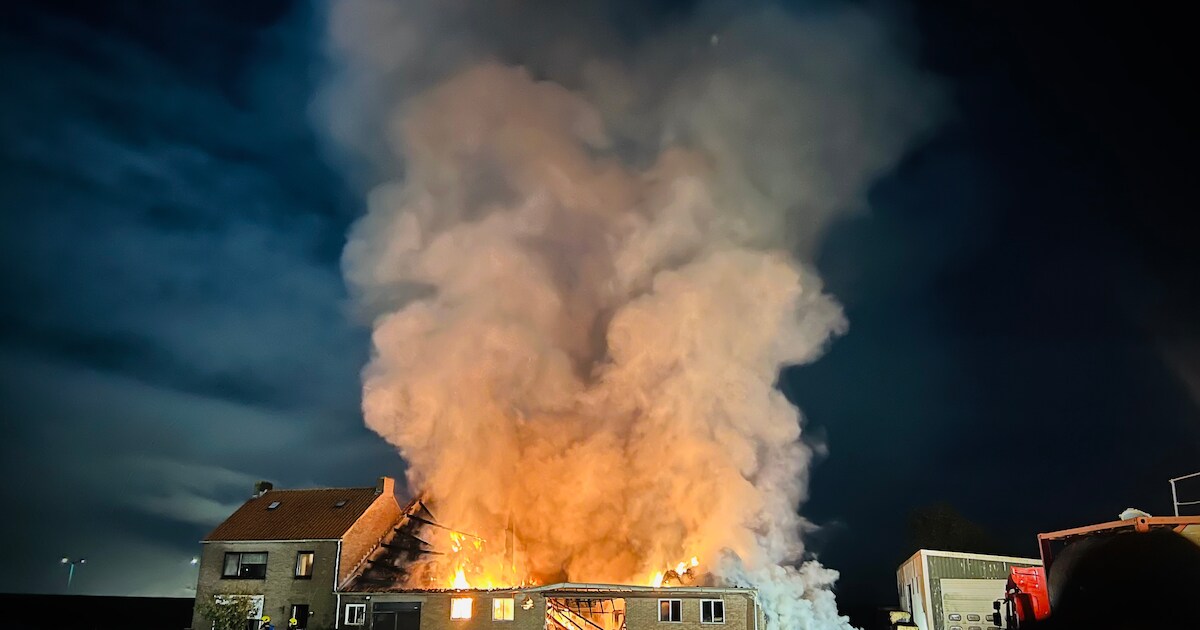 Brandweerlieden bedolven onder instortende muur bij grote brand