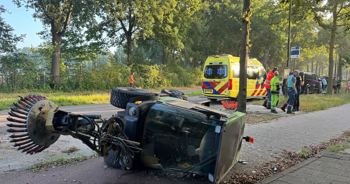 Maaier belandt op fietspad na botsing met auto