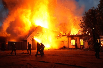 Grote brand verwoest woning en schuur in Hulten