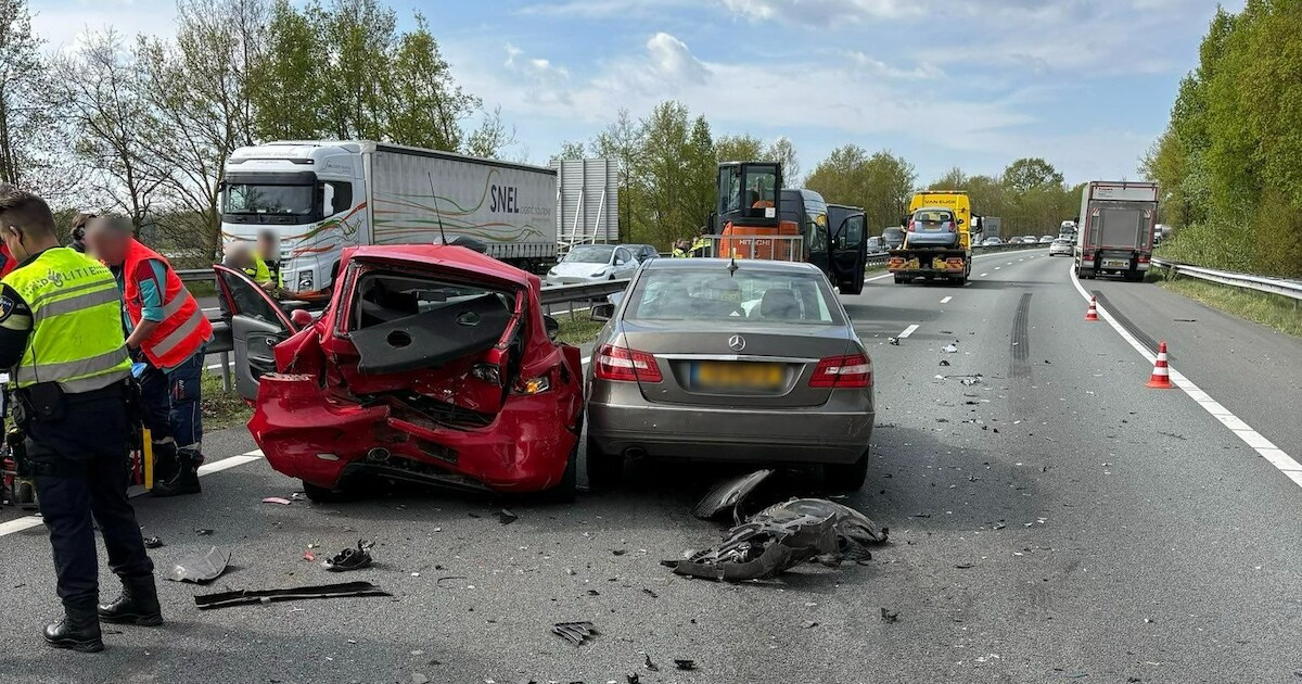 Ongeval met meerdere voertuigen op de A2 bij Maarheeze, snelweg dicht