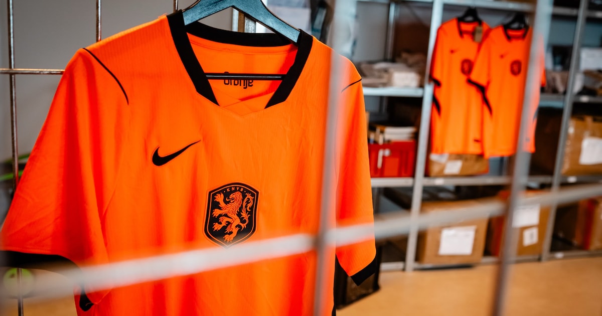 Douane onderschept 42.000 nepvoetbalshirts op Schiphol, en dat is slechts een ‘druppel op gloeiende 