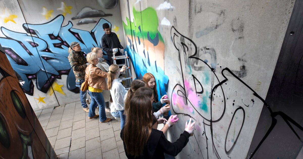 Hondenspeeltjes van oude sneakers en een opgepimpt voetgangerstunneltje ...