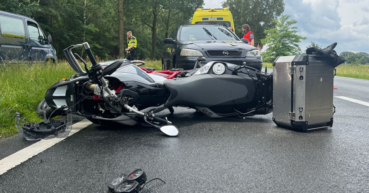 Man van motor geslingerd bij botsing met auto op in Elsendorp: slachtoffer gewond naar het ziekenhui