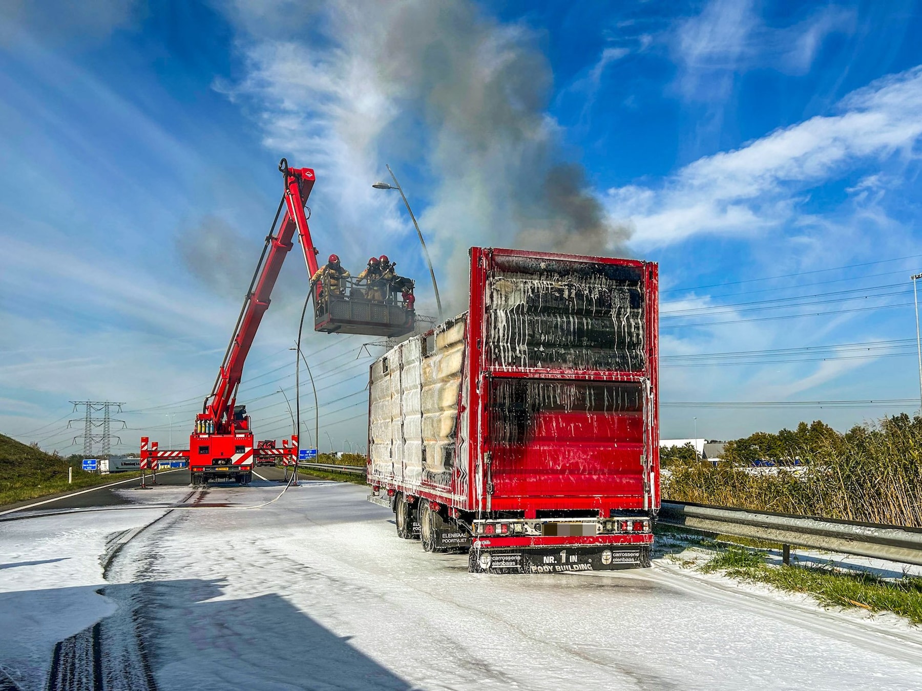 Vrachtwagen in lichterlaaie op A50 bij Son en Breugel