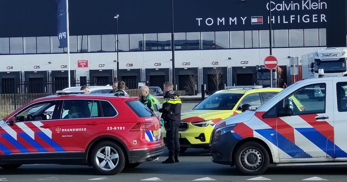 Man met masker legt pakketje onder auto bij bedrijf en wordt gearresteerd na bedreigingen