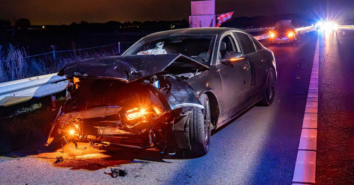 Grote schade bij drie auto’s na botsing op A67 bij Helenaveen, snelweg na urenlange sluiting richtin