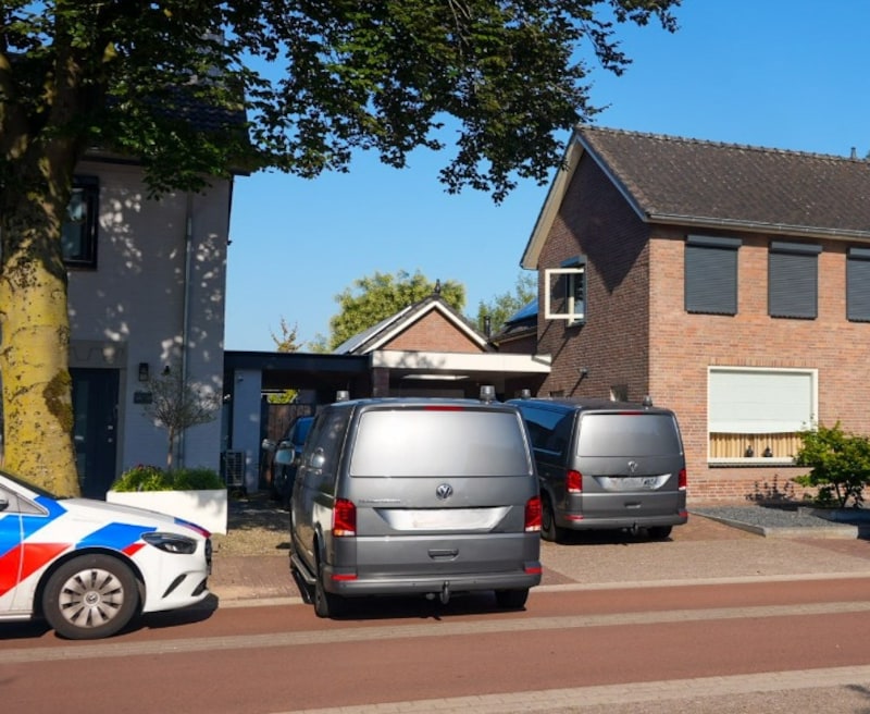Bij een huis aan de Hoogstraat in Nistelrode wordt onderzoek gedaan na de vondst van een overledene. Buiten staan twee busjes van de Forensische Opsporing.