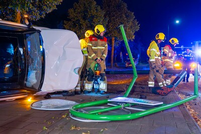 Auto vliegt over de kop bij ongeluk in Heesch