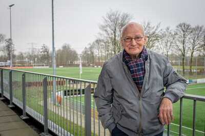 Toen Frans Debeij (82) begon met voetballen, waren de lijnen van geel zand en werd er niet gedoucht