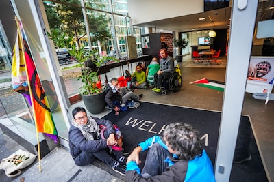 Bezetting ingang ING-bank in Eindhoven ten einde, politie draagt Extinction Rebellion-demonstranten 