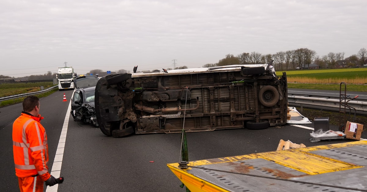 Busje kantelt op de A67 bij Asten: verkeer moet omrijden via A2 en A73 | 112 nieuws Asten