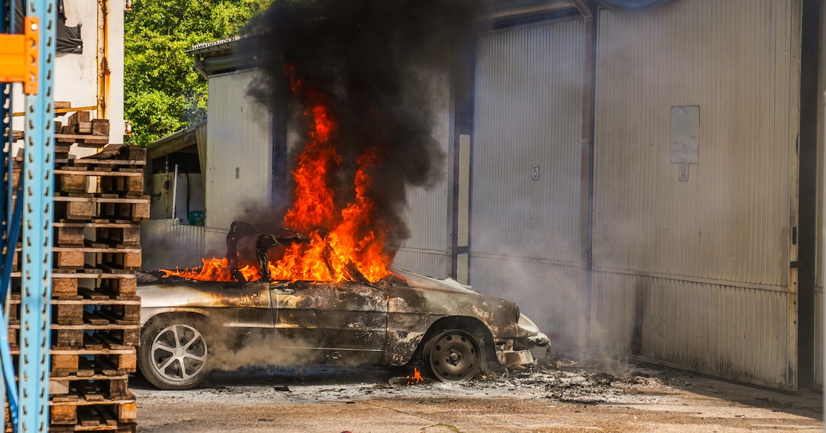 Auto uitgebrand bij dierenpension in Geldrop, man loopt brandwonden op