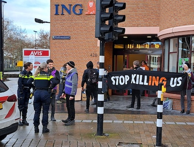 Politie arresteert twaalf demonstranten tijdens actie van Extinction Rebellion bij ING-kantoor in Ti