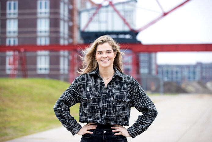 NOS-verslaggever Simone Tukker merkt dat mensen zich tegen de media ...