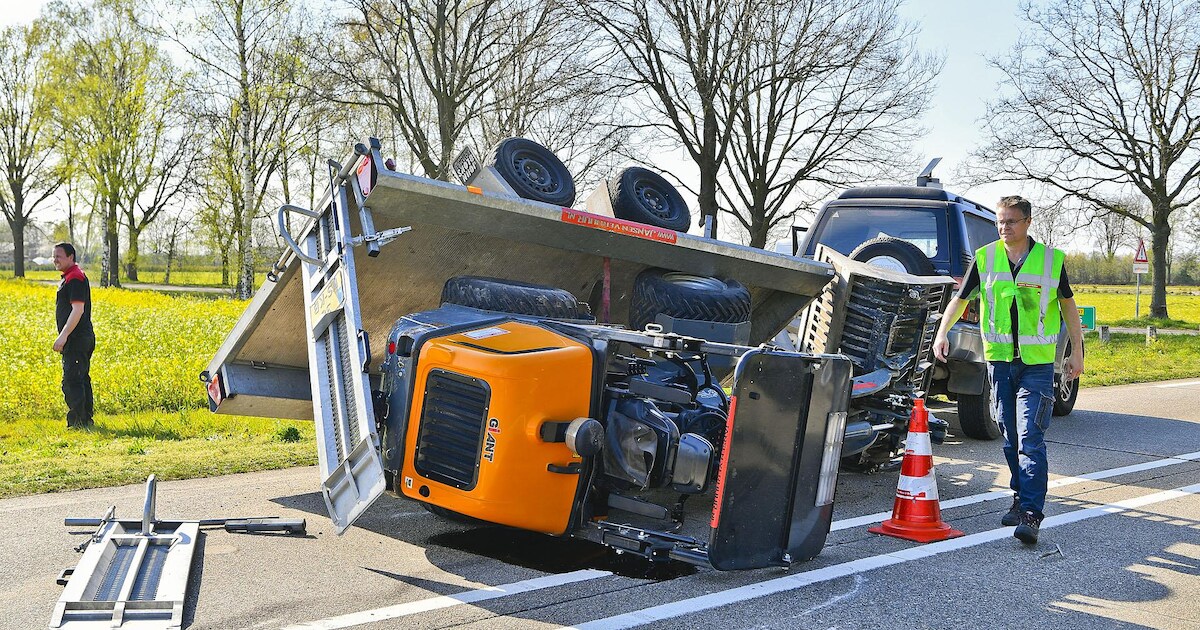 Aanhanger met graafmachine kantelt op N397 bij Riethoven