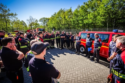 Pompiers en Feuerwehrleute vroeg uit de veren om richting Budel te gaan: ‘Om zes uur vanochtend zat 