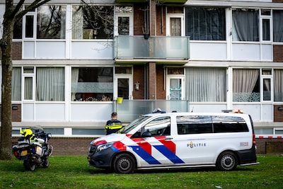 Jong kind valt uit raam van derde verdieping in Tilburg, met spoed naar het ziekenhuis