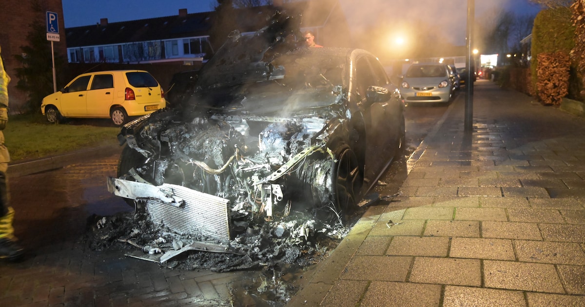 Auto brandt uit in Breda, politie onderzoekt oorzaak
