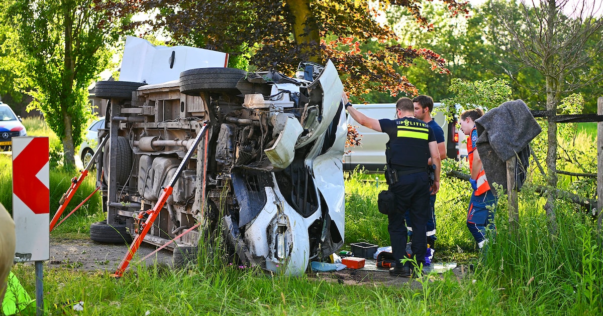 Busje total loss na klap tegen boom in Hooge Mierde, bestuurder onder invloed