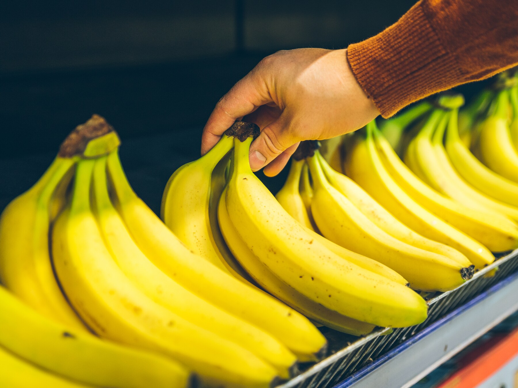 Man (55) uit Eindho­ven beledigt en mishandelt agenten om tros bananen: ‘Ik ben op mijn buik in de cel gesodemie­terd’