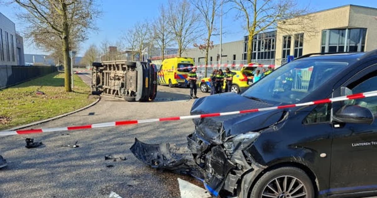Bestelbusje kantelt na harde botsing op Hudsonweg in Venlo