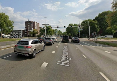 Automobilist (47) uit Eindhoven schept scooter en fietser: reed hij onder invloed vol door rood?